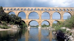 Frontale Ansicht auf die Bögen der Brücke 'Pont du Gard' über dem Fluss Gardon.