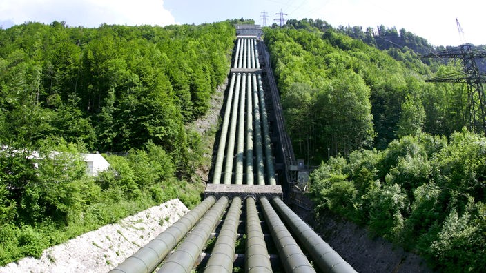 Das Foto zeigt die Rohrleitungen des Kraftwerkes Walchensee in Oberbayern bei Kochel am See.