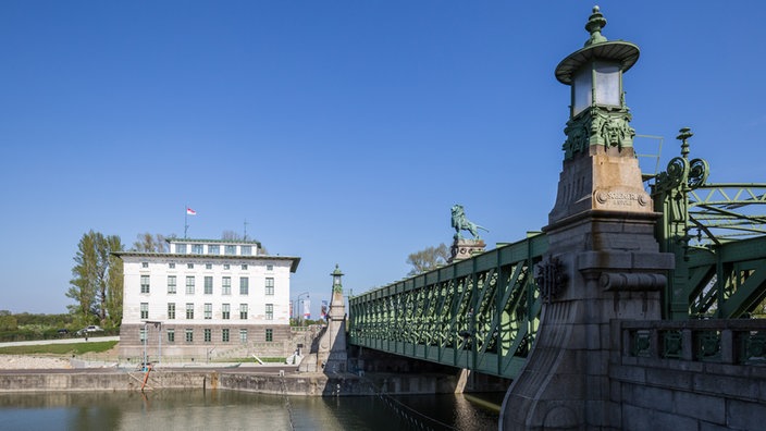Verwaltungsgebäude und Brücke der Schleuse in Nussdorf | Bildquelle: dpa/Gerhard Wild Verwaltungsgebäude und Brücke der Schleuse in Nussdorf