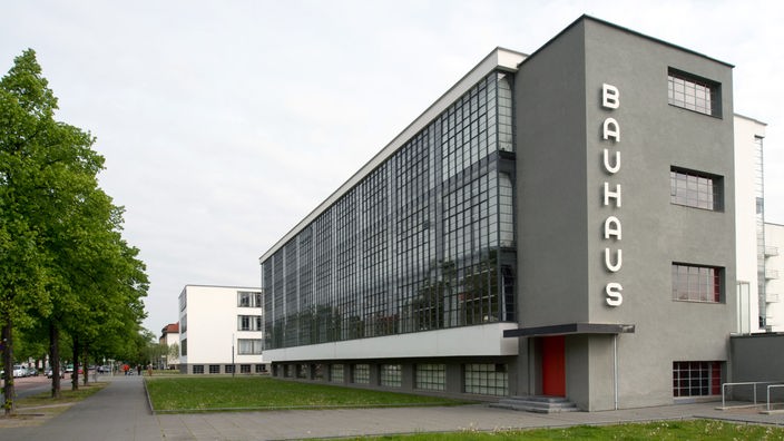 Ein graues mehrgeschossiges Haus mit der Aufschrift "Bauhaus"