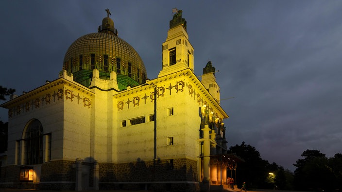 Die Kirche am Steinhof, abendlich beleuchtet