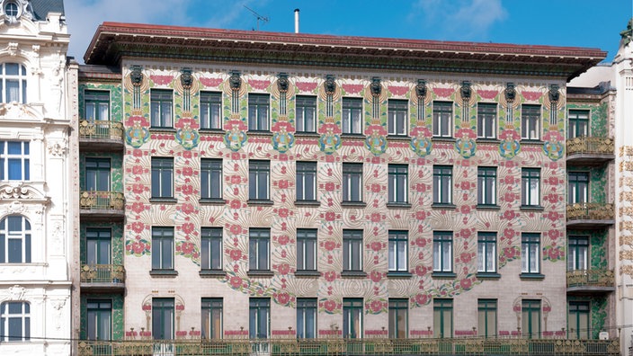 Fassade eines Hauses, das ganz mit Majolikafliesen geschmückt ist | Bildquelle: AKG/Rainer Hackenberg Fassade eines Hauses, das ganz mit Majolikafliesen geschmückt ist