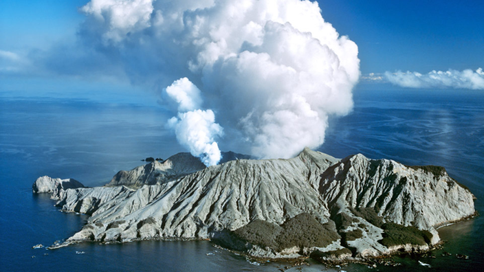 Rauchende Vulkan-Insel.