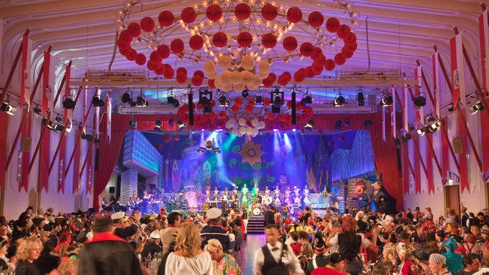 Ein Saal voller feiernder Narren | Bildquelle: INTERFOTO Ein Saal voller feiernder Narren