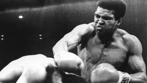 Auf diesem Foto von 1973 ist der US-Schwergewichtsboxer Muhammad Ali zu sehen, wie er mit einem rechten Haken den Boxer Ken Norton in den Nacken trifft. Norton versucht sich zu ducken.