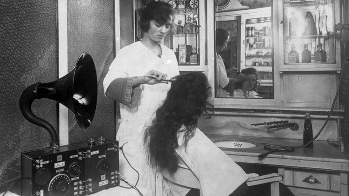 Archivbild: Friseursalon mit Radiogerät
