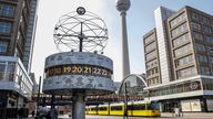 Alexanderplatz mit der Weltzeituhr im Vordergrund und dahinter dem Fernsehturm