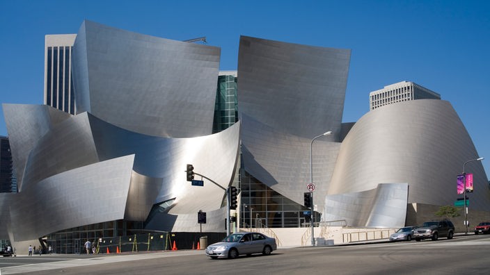 Die "Walt Disney Concert Hall" in Los Angeles besteht aus vielen gebogenen Flächen.