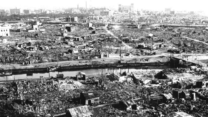 Schwarzweiß-Foto einer völlig zerstörten Stadt. Nur ein paar Ruinen stehen noch. | Bildquelle: akg Schwarzweiß-Foto einer völlig zerstörten Stadt. Nur ein paar Ruinen stehen noch.
