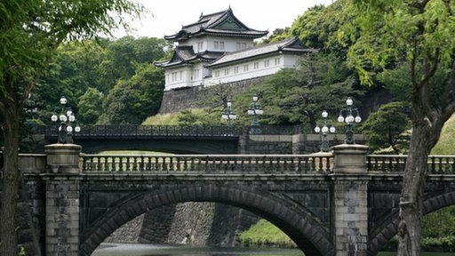 Eine Brücke über einen Fluss, im Hintergrund Bäume und ein Gebäude des Kaiserpalastes mit spitzen, verzierten Dächern. | Bildquelle: Mauritius Eine Brücke über einen Fluss, im Hintergrund Bäume und ein Gebäude des Kaiserpalastes mit spitzen, verzierten Dächern.