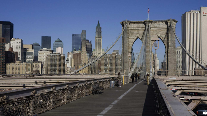 Blick über die Brooklyn Bridge auf Manhattan.