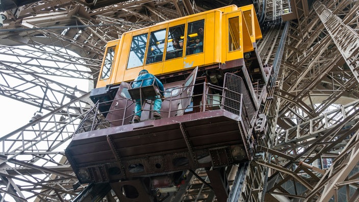 Aufzug auf den Eiffelturm | Bildquelle: picture alliance / imageBROKER / Mara Brandl Aufzug auf den Eiffelturm