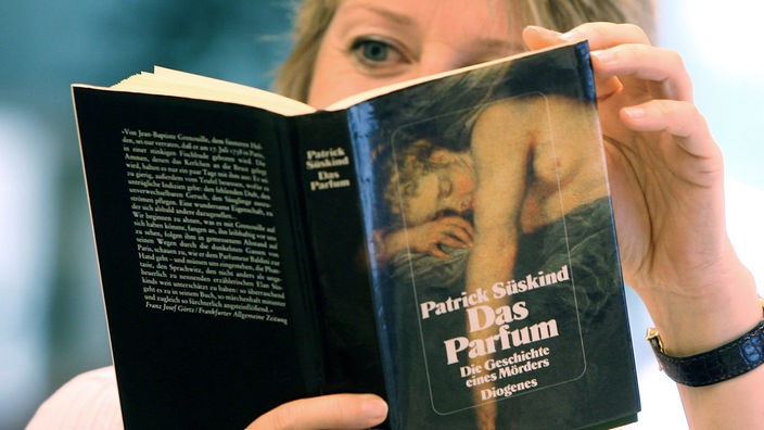 Eine Frau liest das Buch 'Das Parfum' von Patrick Süskind.
