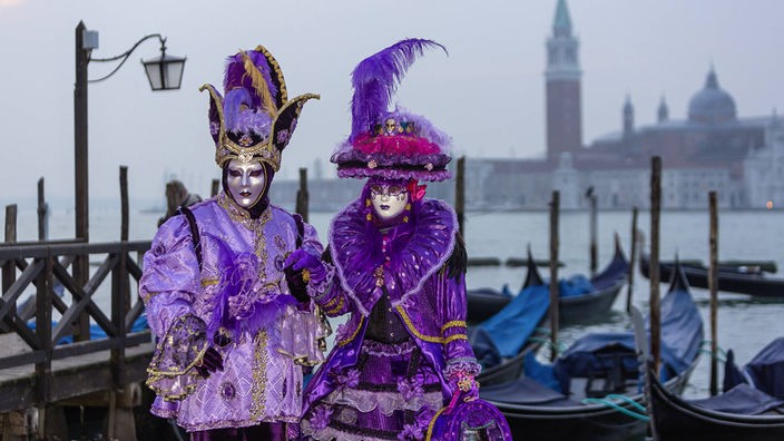 Zwei Venezianer mit traditionellen Masken und Kostümen