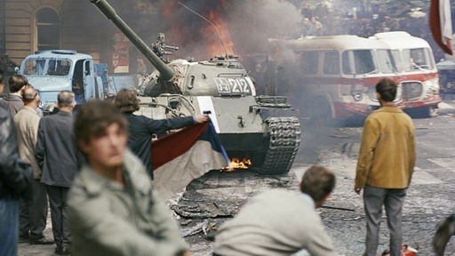Straßenschlacht mit Demonstranten und Panzern.