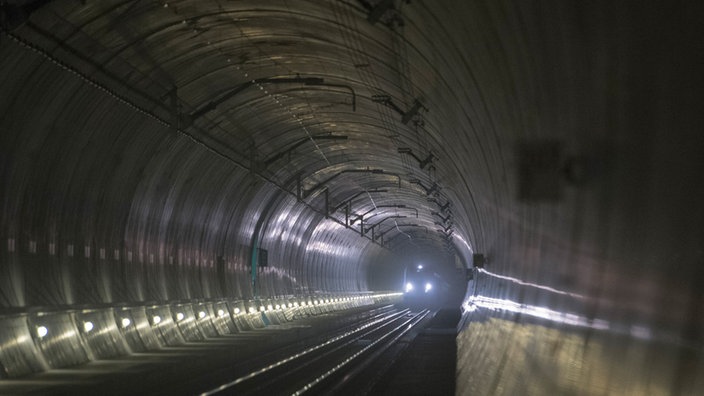 Ein Schacht führt vom Gotthard-Basistunnel im Teilabschnitt Sedrun hinauf in den Lüftungsstollen. | Bildquelle: dpa/Urs Flueeler Ein Schacht führt vom Gotthard-Basistunnel im Teilabschnitt Sedrun hinauf in den Lüftungsstollen.