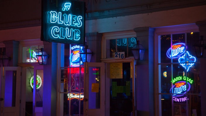 Ein Blues Club an der Bourbon Street in New Orleans.
