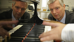 Prof. Eckart Altenmüller betrachtet den feinmotorischen Fingerablauf eines Pianisten beim Spielen.