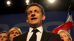 Der französische Präsident Nicolas Sarkozy beim Singen der Nationalhymne.