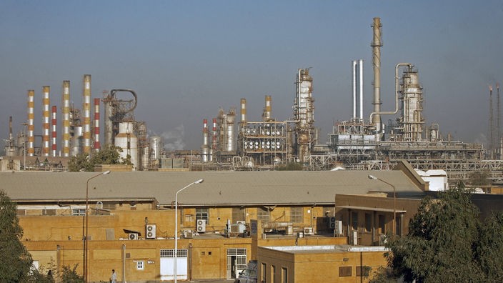 Blick auf die riesige Erdölraffinerieanlage in Abadan, Iran.