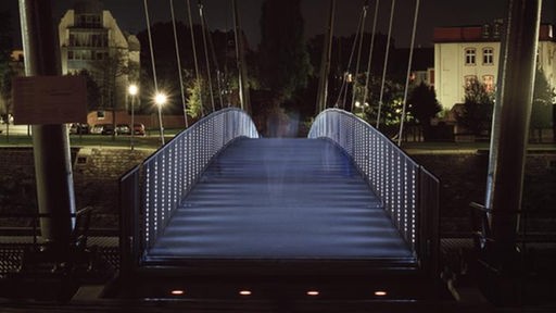 Die verstellbare Fußgänger-Hängebrücke im Duisburger Binnenhafen.