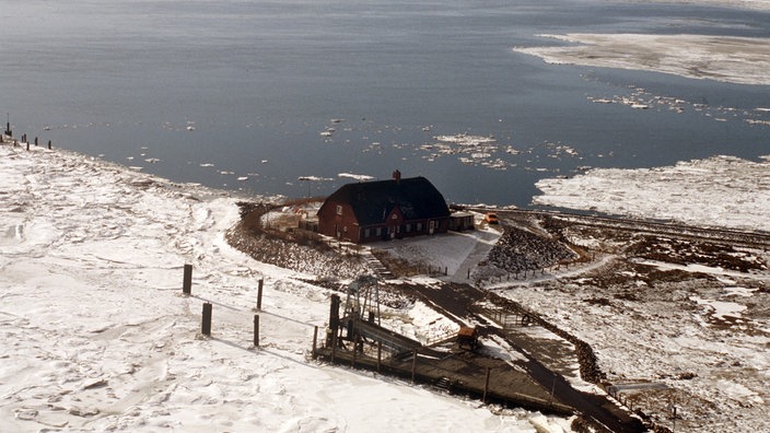 Luftbild von der Hallig Langeneß. Einsames Haus im vereisten Wattenmeer. | Bildquelle: dpa Luftbild von der Hallig Langeneß. Einsames Haus im vereisten Wattenmeer.