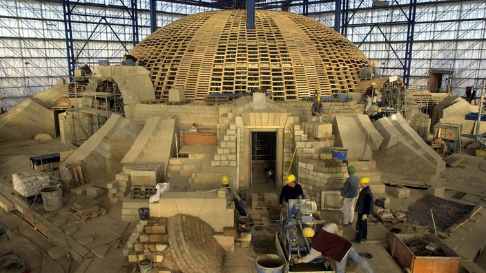 Das Bild zeigt Bauarbeiter, die in der Frauenkirche an einer Kuppel arbeiten.