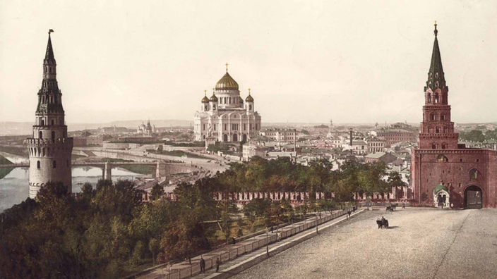 Historische Postkarte von Moskau um das Jahr 1900 mit drei Kirchen im Bild.