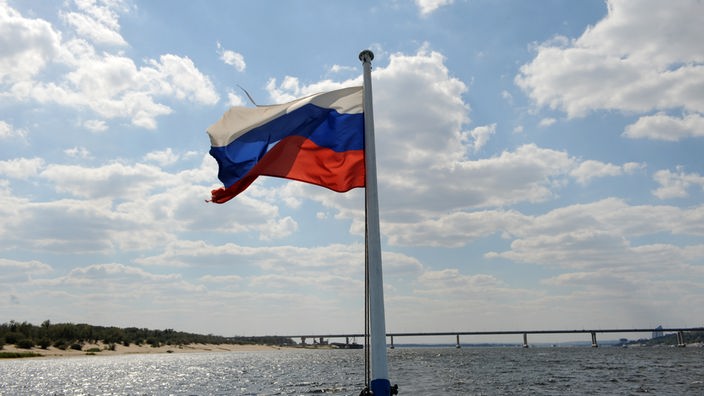 Russland-Fahne am Heck eines Schiffes