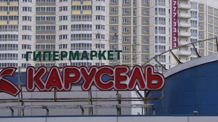 Kyrillische Schrift über einem Supermarkt in Moskau