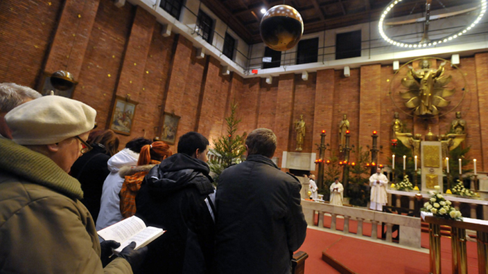 Christen bei der Weihnachtsmesse. | Bildquelle: Imago/CTKxPhoto/RomanxVondrous Christen bei der Weihnachtsmesse.
