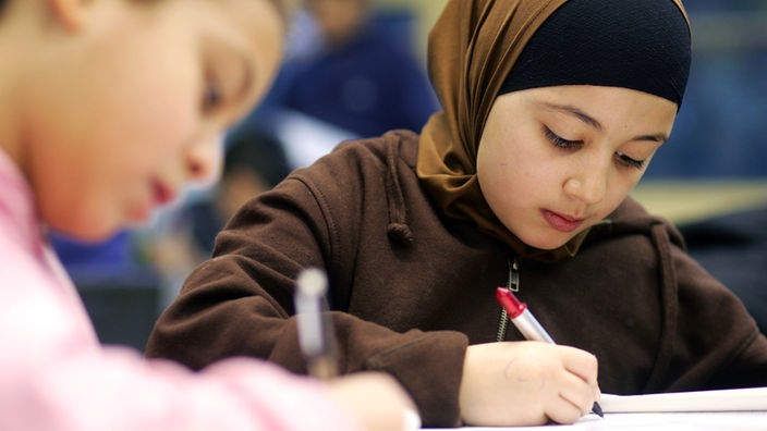 Muslimische Kinder nehmen am Islamkunde-Unterricht teil.