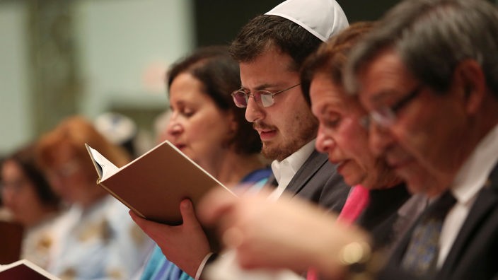 Jüdische Gläubige in der Synagoge "Temple Sinai" in Pittsburgh