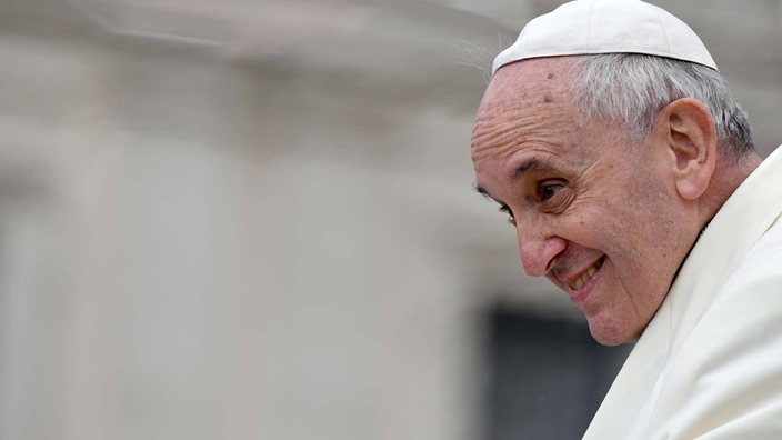 Papst Franziskusim Profil. Er lächelt freundlich.