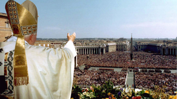 Papst Johannes Paul II. erteilt den Ostersegen, Menschenmengen auf dem Petersplatz