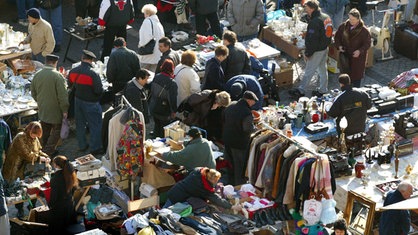 Schnäppchenjäger auf dem Trödelmarkt am Rathaus Schöneberg in Berlin | Bildquelle: dpa Schnäppchenjäger auf dem Trödelmarkt am Rathaus Schöneberg in Berlin