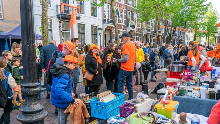 Flohmarkt in Utrecht zum Königstag 2022 | Bildquelle: picture alliance / ANP Flohmarkt in Utrecht zum Königstag 2022