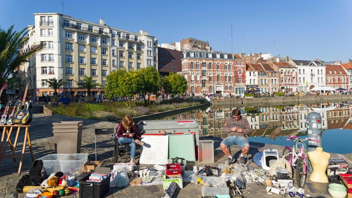 Flohmarkt in Lille, Stände entlang des Flussufers | Bildquelle: picture alliance / Zoonar Flohmarkt in Lille, Stände entlang des Flussufers