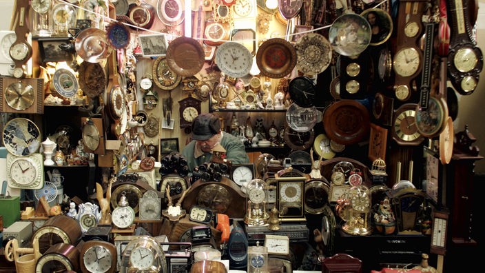 Flohmarktstand mit vielen Uhren