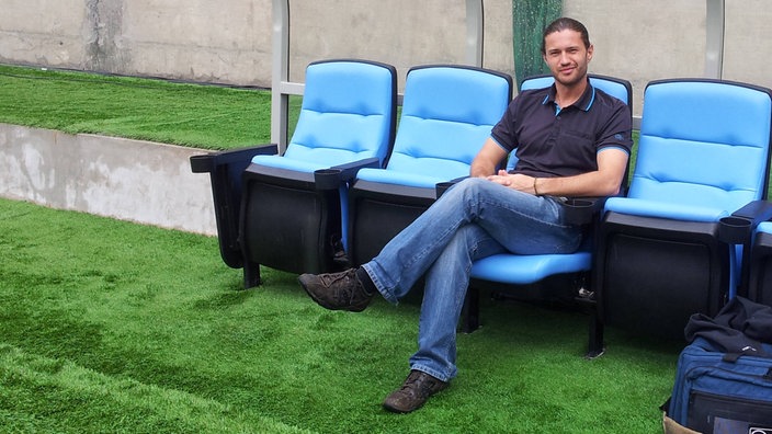 Carsten Upadek auf einer Trainerbank. | Bildquelle: Carsten Upadek Carsten Upadek auf einer Trainerbank.