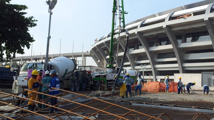 Bauarbeiten am Maracanã-Stadion. | Bildquelle: Carsten Upadek Bauarbeiten am Maracanã-Stadion.