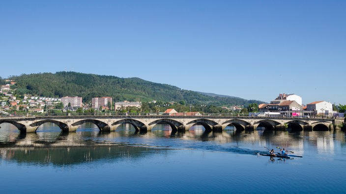 Brücke über einen Fluss in der galicischen Stadt Pontevedra