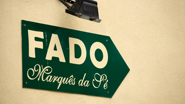 Straßenschild mit der Aufschrift "Fado"