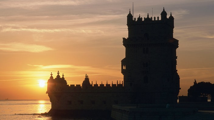 Die Festungsanlage Torre de Belém in der Dämmerung.