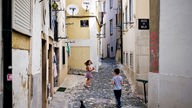 Das Altstadtviertel Alfama in Lissabon ist geprägt von engen Gassen und steilen Aufgängen.