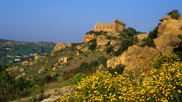 Frontalansicht auf die Ruine eines griechischen Tempels vor strahlend blauem Himmel. | Bildquelle: Mauritius/Westend61 Frontalansicht auf die Ruine eines griechischen Tempels vor strahlend blauem Himmel.