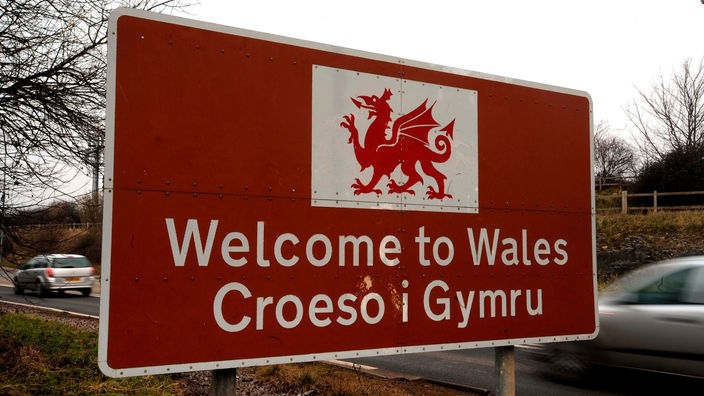 Ein Schild, auf dem in Englisch und in Kymrisch "Willkommen in Wales" steht