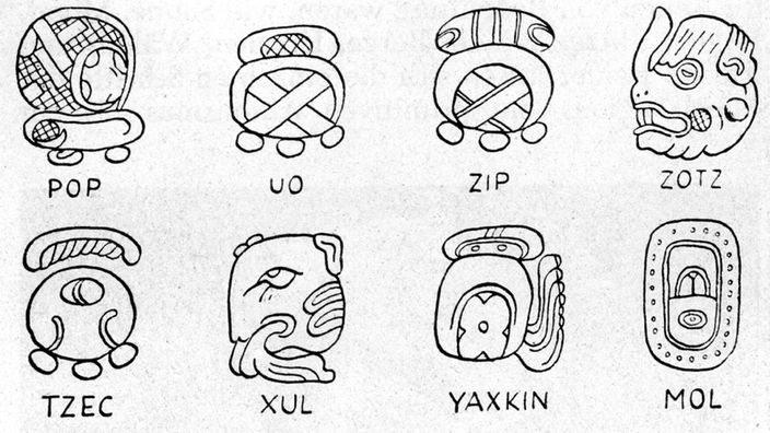 Eine kleine helle Jadetafel, die im Original neun Zentimeter hoch und drei Zentimeter breit ist. Darauf zu sehen sind 19 typische Maya-Schriftzeichen.