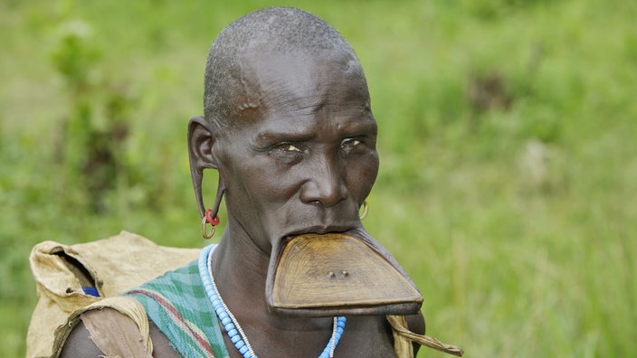 Surma-Frau mit Lippenteller. | Bildquelle: Mauritius Surma-Frau mit Lippenteller.