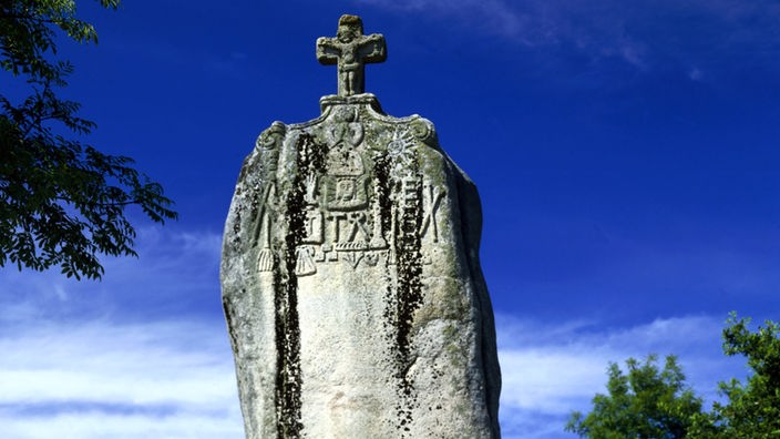 Menhir mit christlichem Kreuz